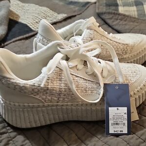 Universal Thread Cream Textured Sneakers
